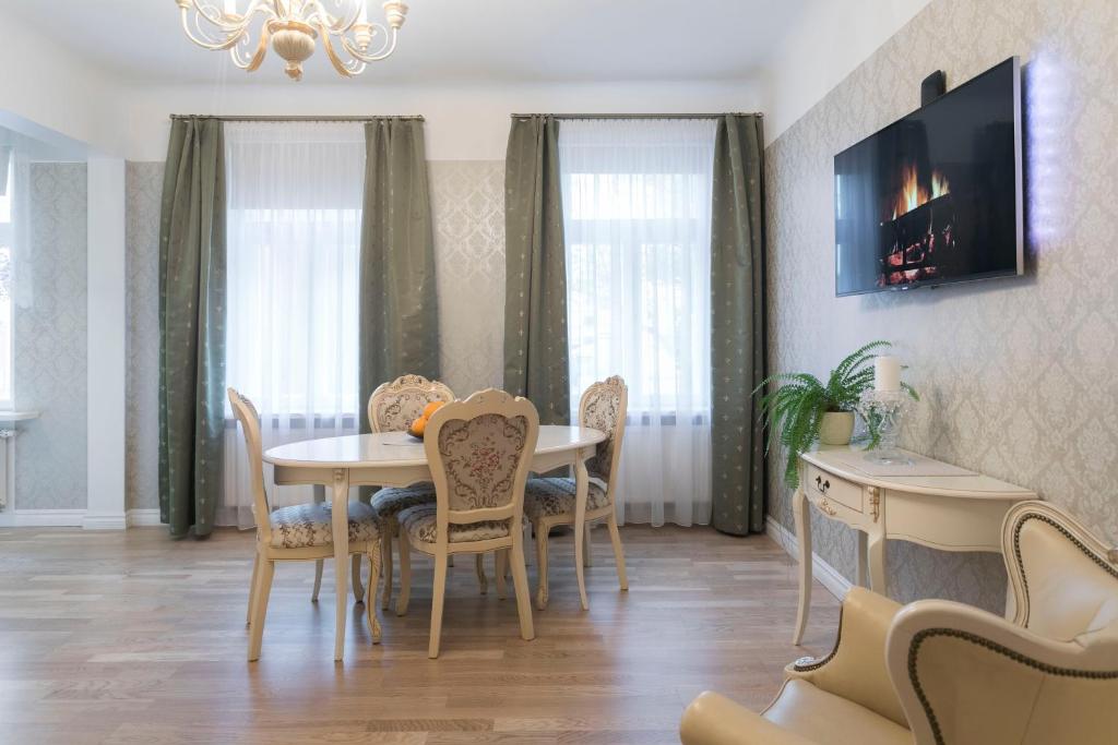 una sala da pranzo con tavolo e sedie di Allika Apartments a Tallinn