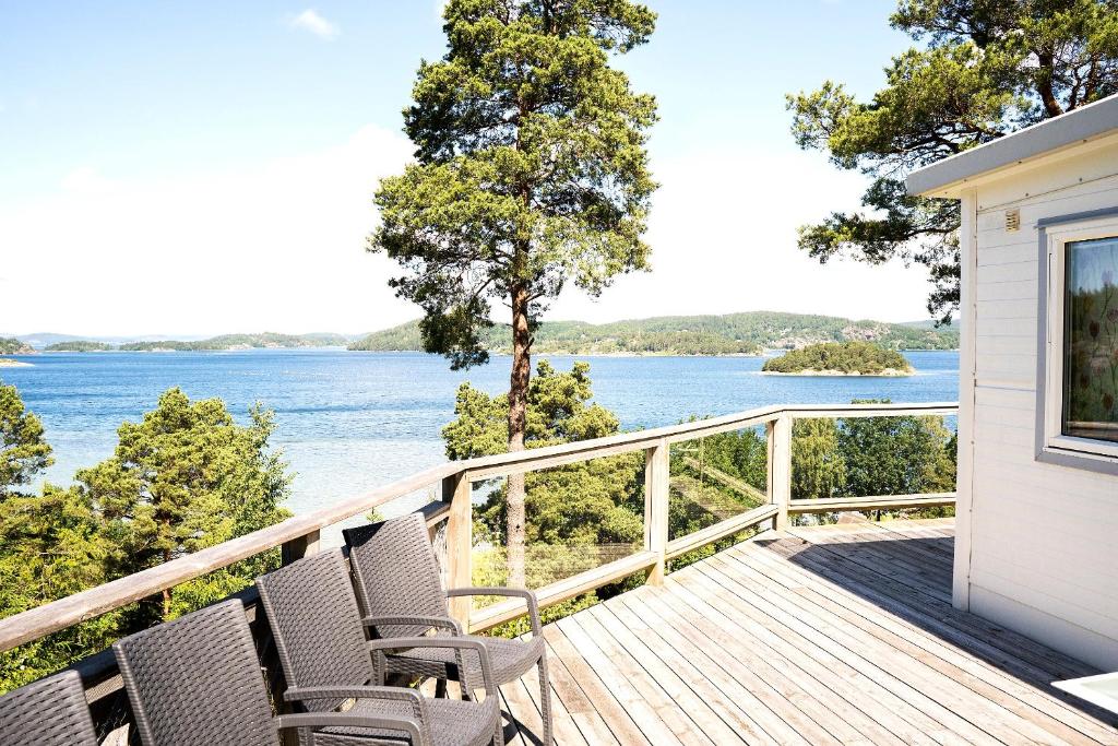 ユシーレにあるAnfasteröd Gårdsvik - Örnnästetの海の景色を望むデッキ(椅子付)