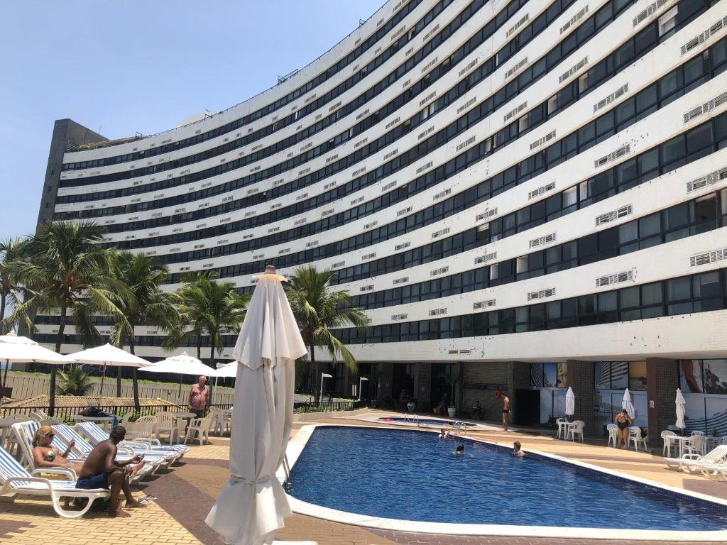 un hotel con piscina y un gran edificio en Ondina Apart Hotel 621, en Salvador