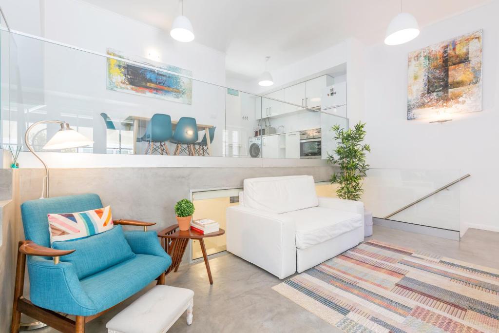 モンテ・エストリルにあるPATEO DA RAINHA - Apartmentのリビングルーム(白いソファ、青い椅子付)