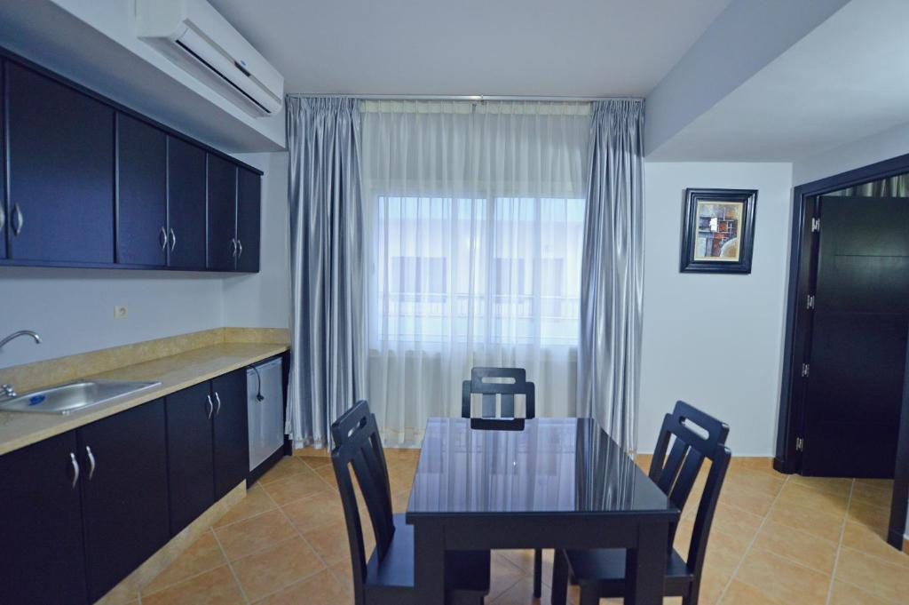 Een keuken of kitchenette bij Hôtel Suite Martil