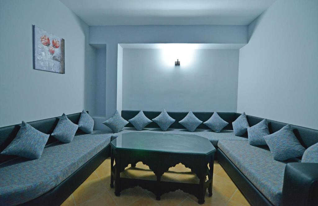 Een zitgedeelte bij Hôtel Suite Martil