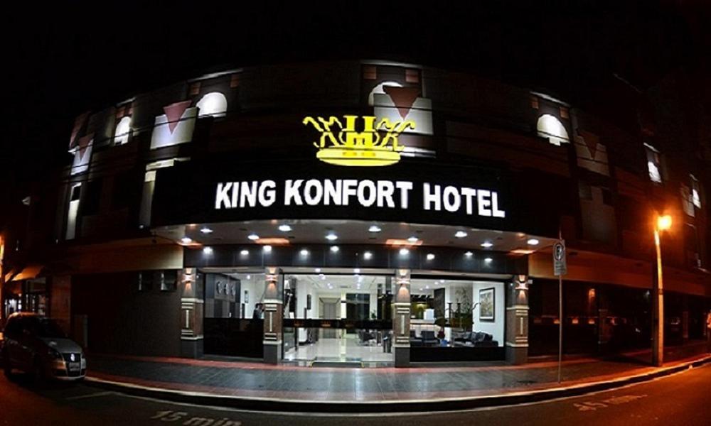 a king korman hotel at night on a street at King Konfort Hotel in Maringá