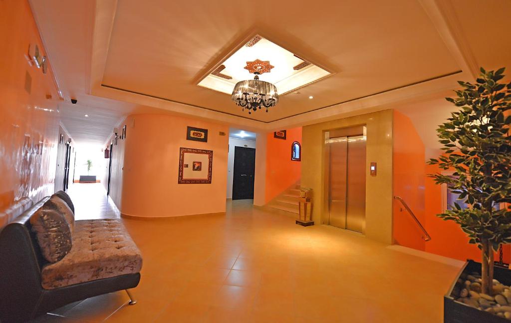 Een zitgedeelte bij Hôtel Suite Martil