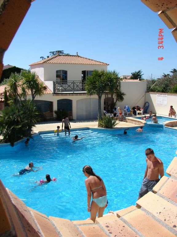un groupe de personnes dans une piscine dans l'établissement Camping Barataud, à Saint-Denis-dʼOléron