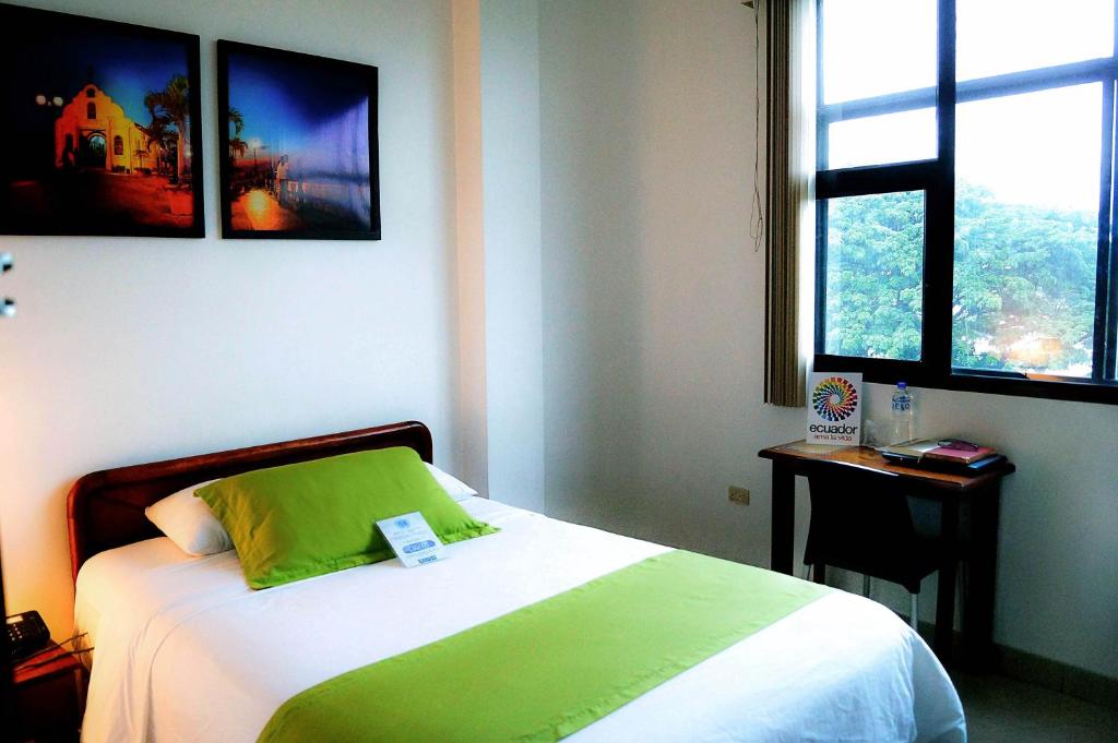 Postel nebo postele na pokoji v ubytování Hotel Castell - Cerca Del Aeropuerto