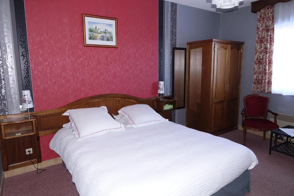 Postel nebo postele na pokoji v ubytování Hotel-Spa & Restaurant Logis Domaine Langmatt