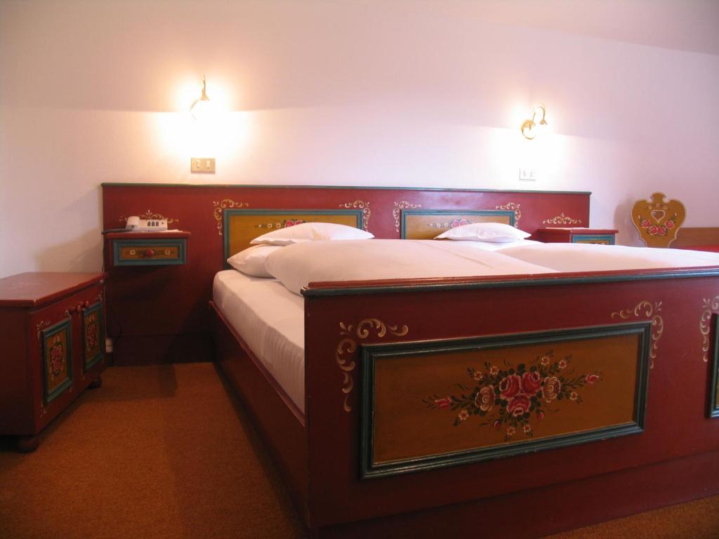 A bed or beds in a room at Hotel Reichegger