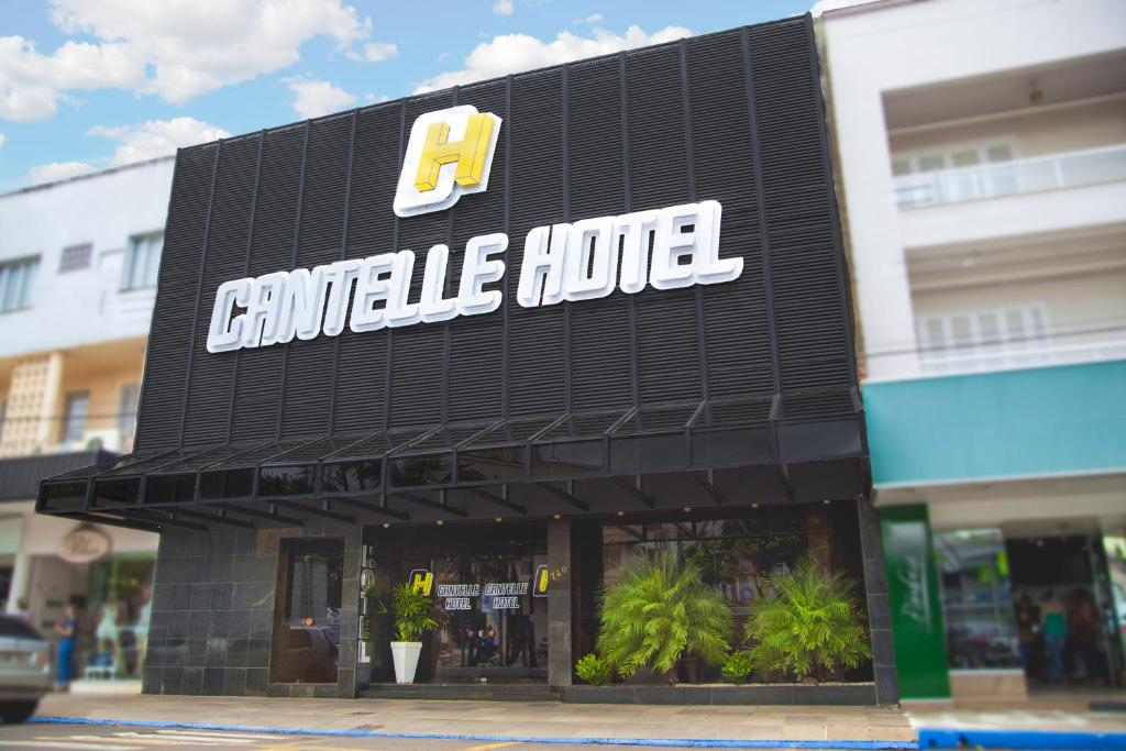 ein Gambille-Hotel-Schild an der Seite eines Gebäudes in der Unterkunft Hotel Cantelle in Frederico Westphalen