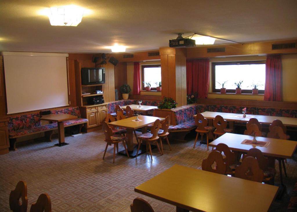 A restaurant or other place to eat at Hotel Reichegger