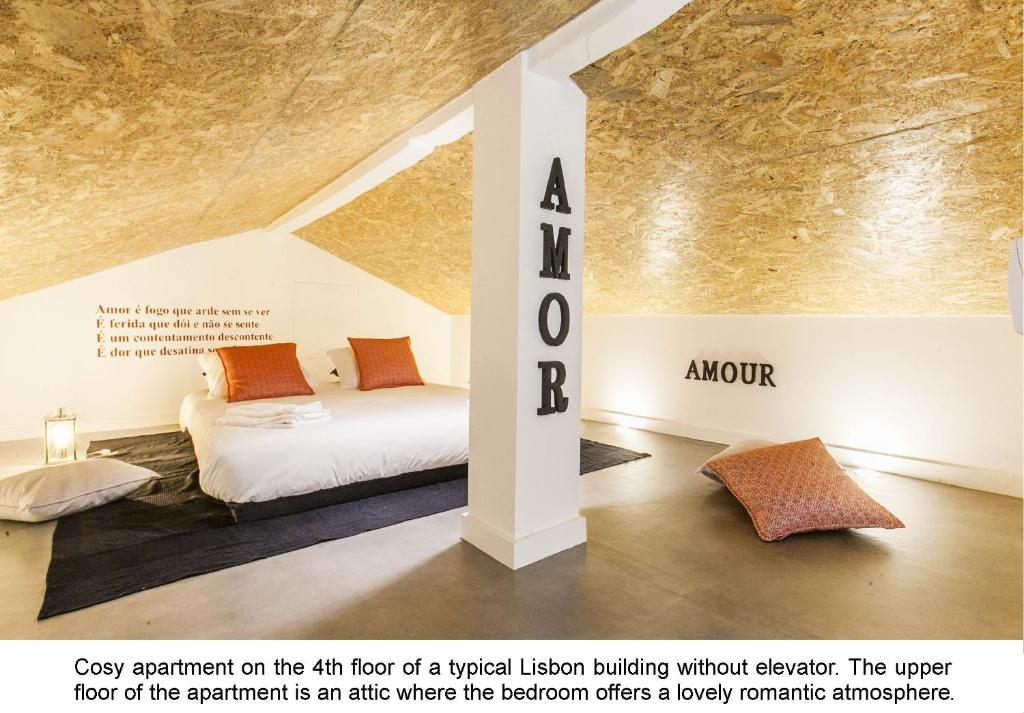 ein Dachzimmer mit einem Bett und einem Schild, das ein Museum liest in der Unterkunft The Love Tram Apartment in Lissabon