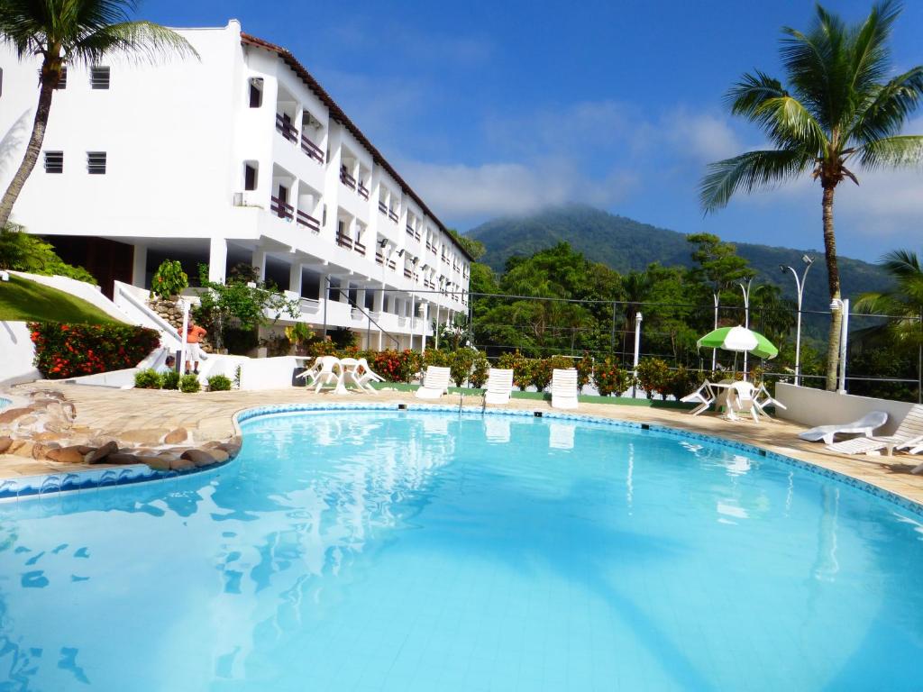 a large swimming pool in front of a hotel at Condominio Wembley Forest Sea in Ubatuba