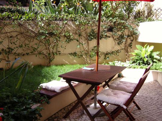 リスボンにあるChiado terraceの木製テーブル、椅子2脚(パラソル付)