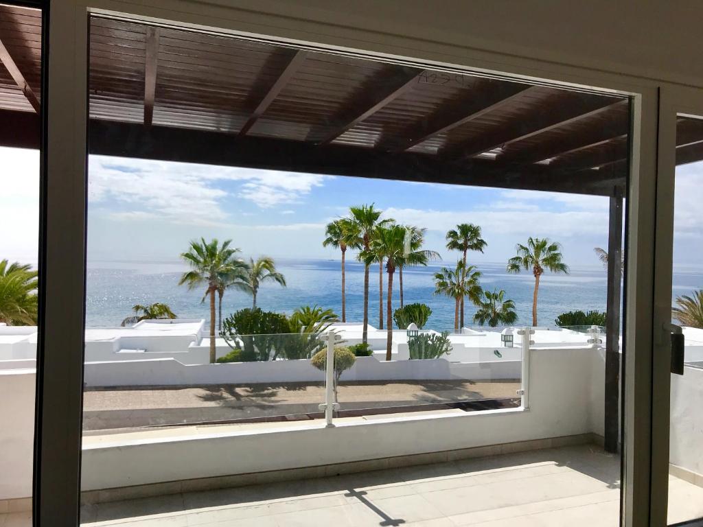 una casa con vistas al océano en Apartamento Seaview, en Puerto del Carmen