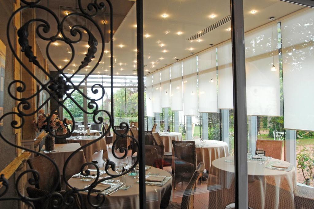 Posezení v ubytování Château de Champlong Table Hôtel **** Golf & Spa