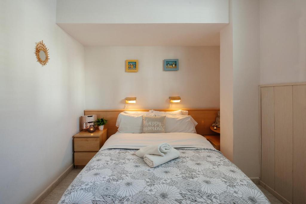 Una cama o camas en una habitación de Sitges Holiday Apartment