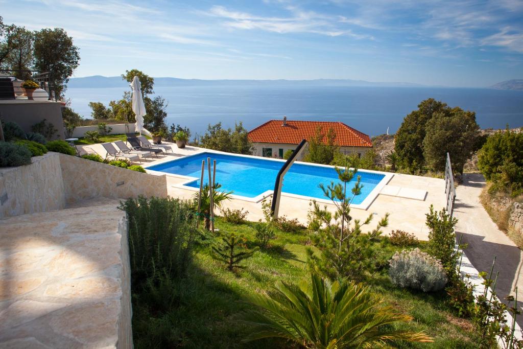 Bazén v ubytovaní Villa IVA, 3lovelyvillas alebo v jeho blízkosti