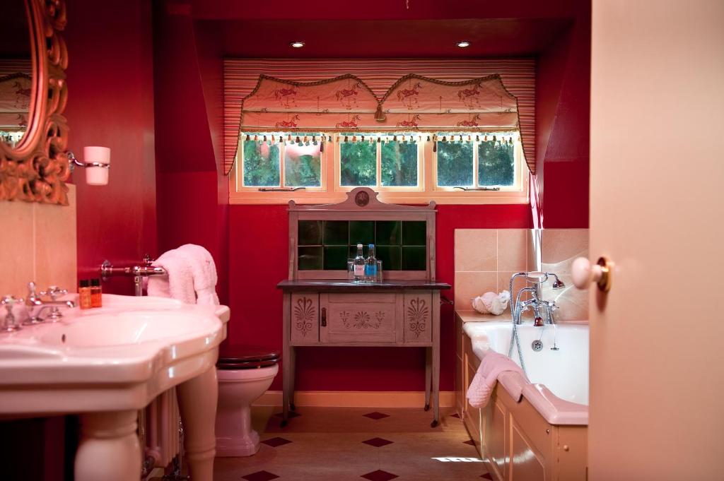 Ravenwood Hall Hotel 3