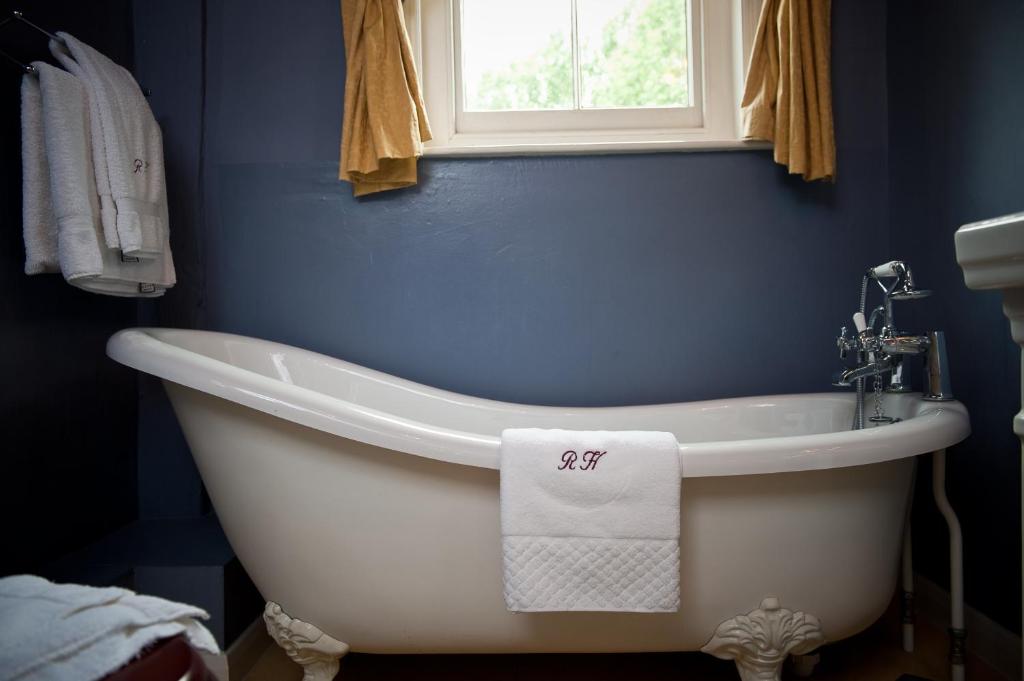 Ravenwood Hall Hotel 8