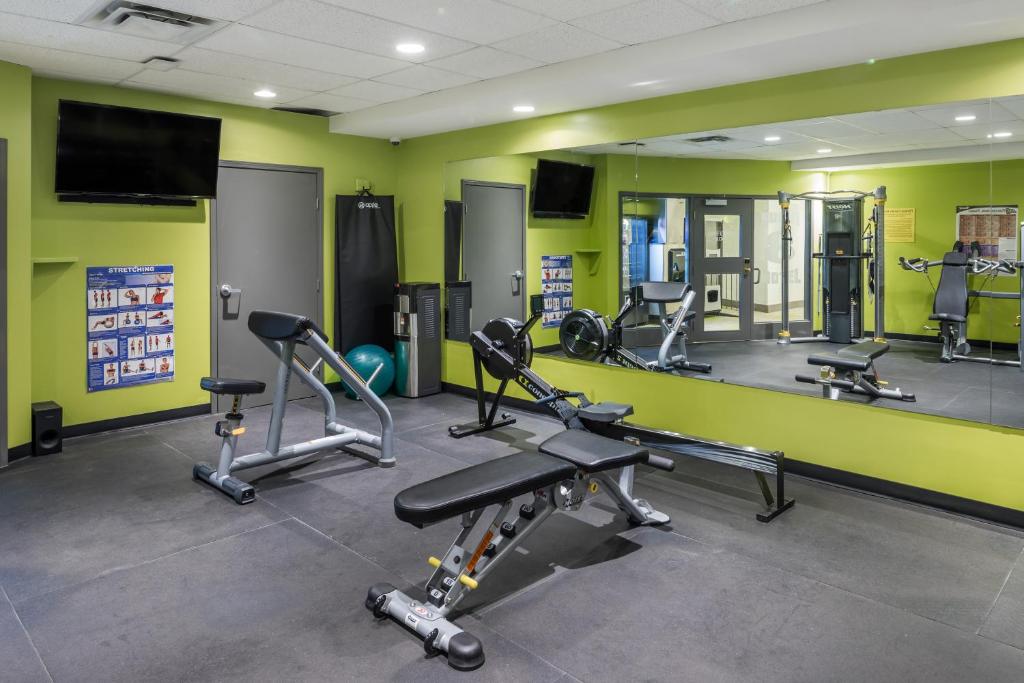Fitness centrum a/nebo fitness zařízení v ubytování Super 8 by Wyndham Winnipeg West