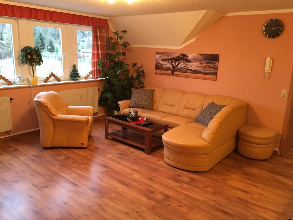 ein Wohnzimmer mit einem Sofa und 2 Stühlen in der Unterkunft Pöhlbergblick Annaberg in Annaberg-Buchholz