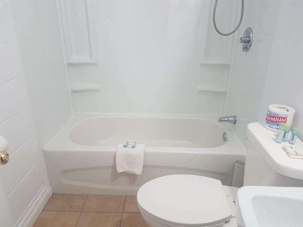 West Castle Motel - Queen Room With Two Queen Beds (4 Adults)