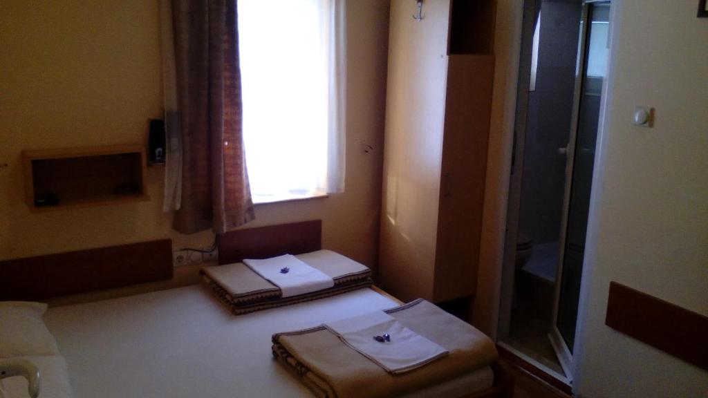 - une salle de bains avec 2 lits dans une chambre dotée d'une fenêtre dans l'établissement SOBE za izdavanje BLEF, à Ovčar Banja