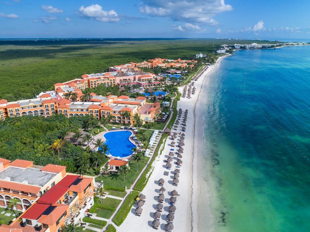 eine Luftansicht eines Resorts am Strand in der Unterkunft Ocean Coral & Turquesa All Inclusive in Puerto Morelos