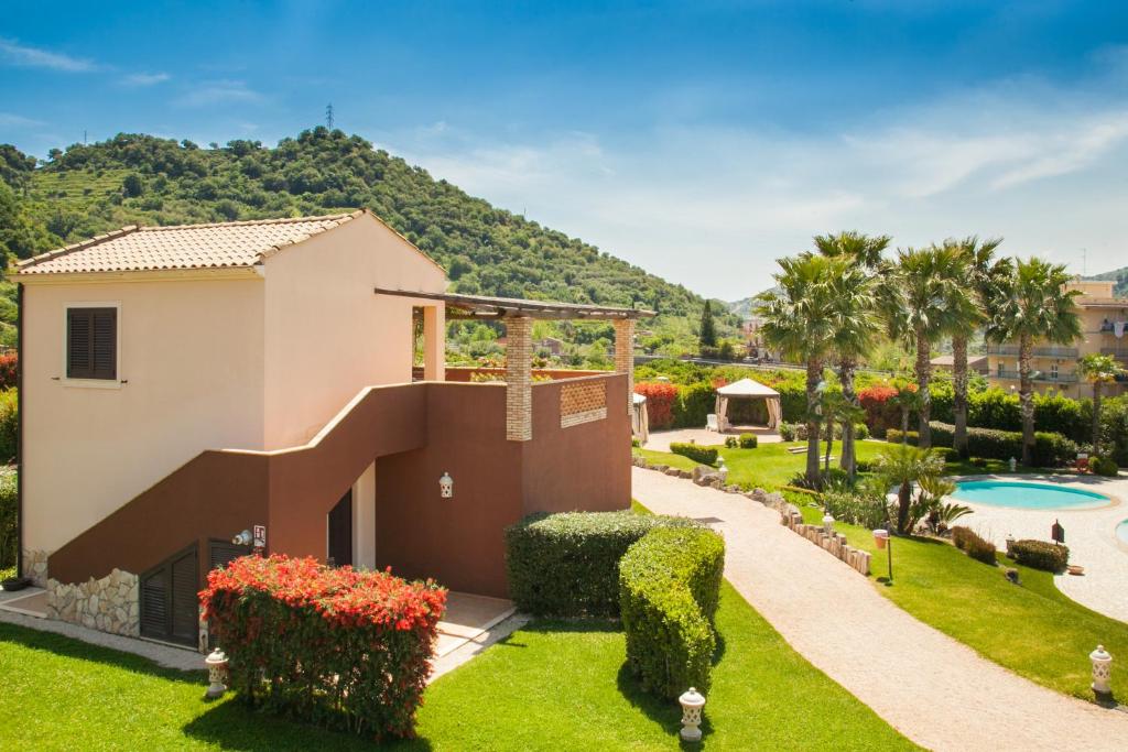 Bazén v ubytování Alcantara Resort di Charme Adults Only nebo v jeho okolí