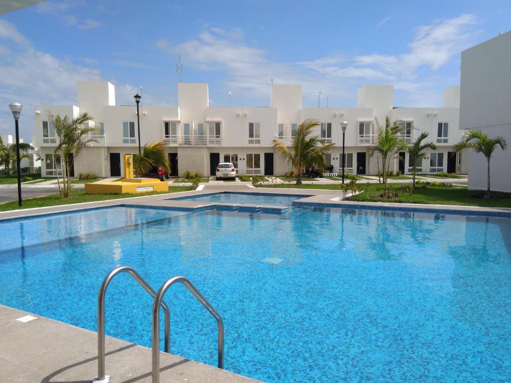 a large swimming pool in front of a building at Casa de vacaciones in Veracruz