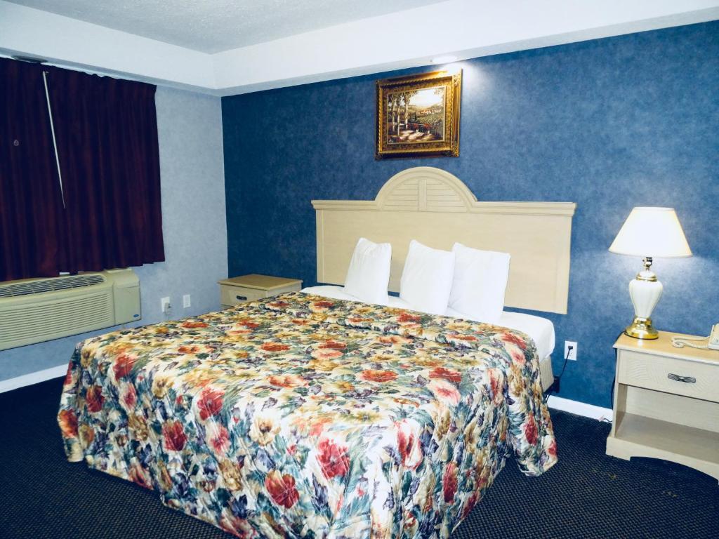 Postel nebo postele na pokoji v ubytování Village Inn & Suites - Smithville