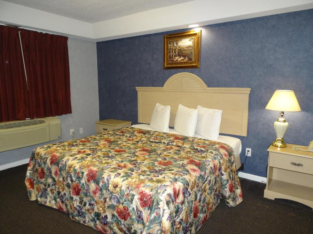 Postel nebo postele na pokoji v ubytování Village Inn & Suites - Smithville
