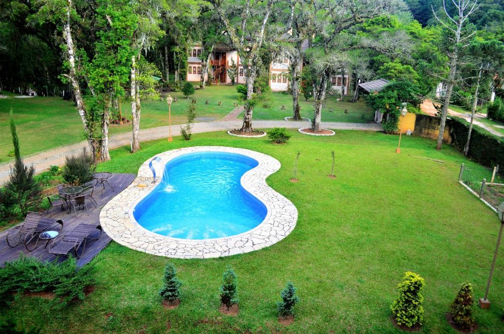 an aerial view of a yard with a swimming pool at Pousada Toca Da Coruja in Monte Verde