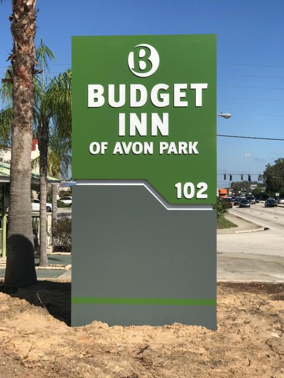 a sign for a bupect inn of avon park at Budget Inn of Avon Park in Avon Park