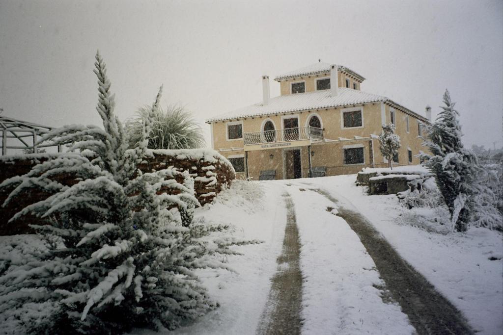 una casa está cubierta de nieve en un patio en Cortijo Los Nogales, en Galera