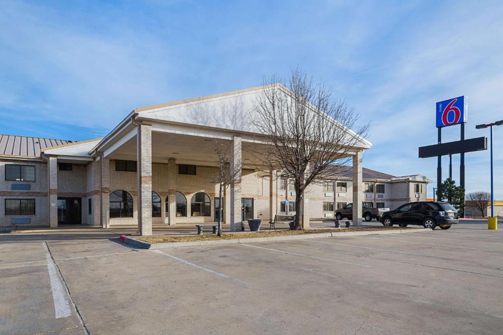 un edificio con un coche aparcado en un aparcamiento en Motel 6-Amarillo, TX, en Soncy