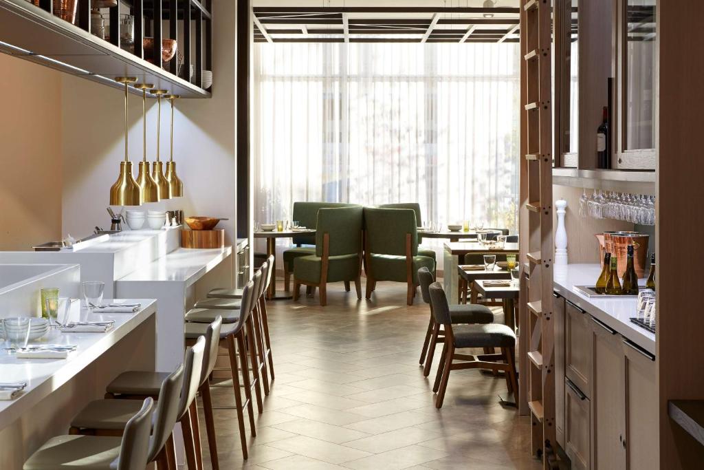 Andaz Ottawa Byward Market, By Hyattにあるシーティングエリア