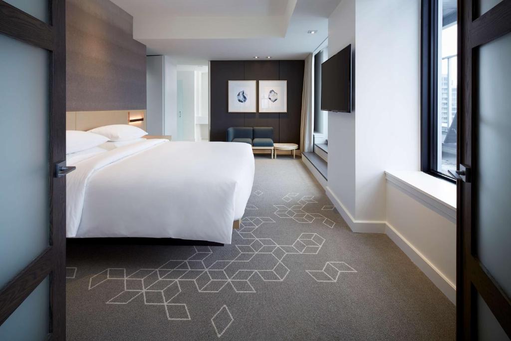 Andaz Ottawa Byward Market, By Hyattにあるベッド