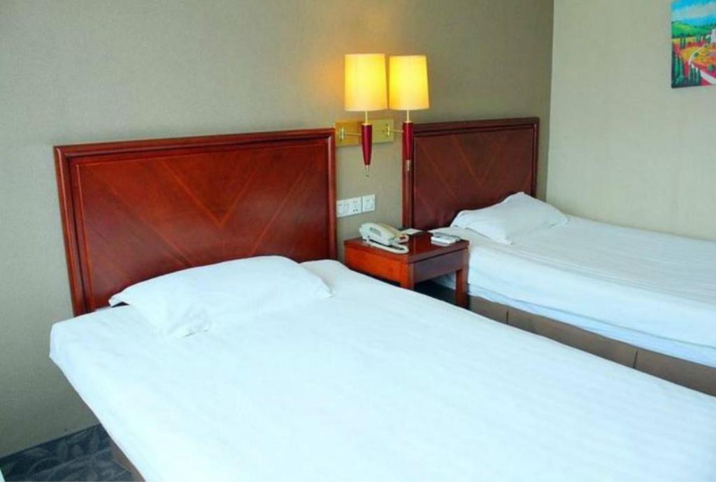 Postel nebo postele na pokoji v ubytování GMA Hotel ShangHai WuNing Road ZhenPing Road Metro Station