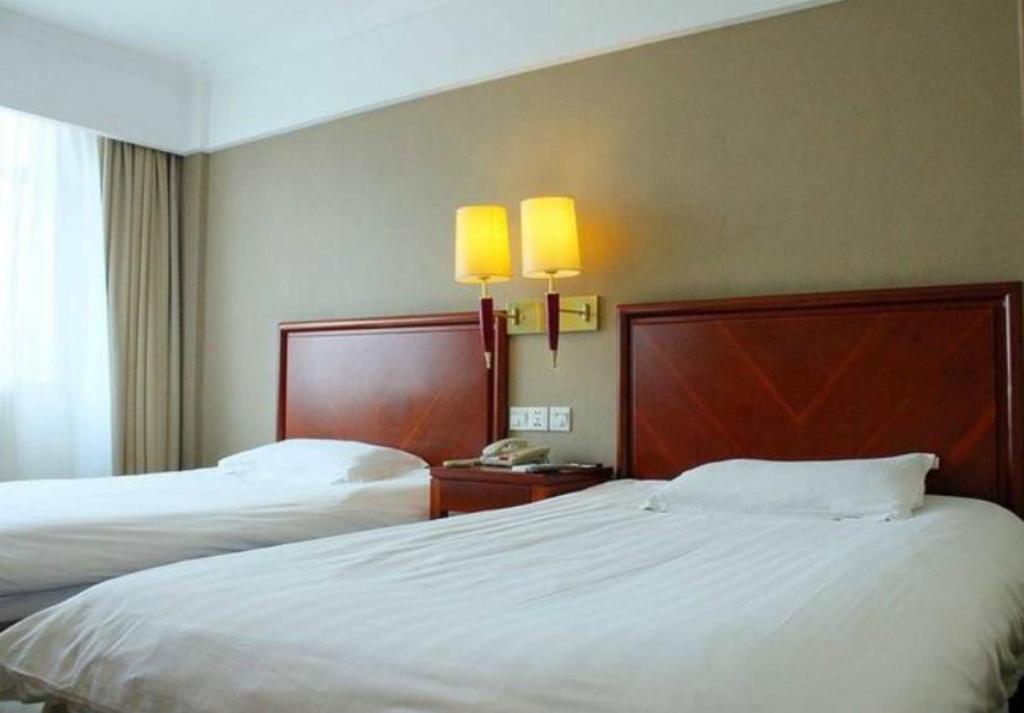 Postel nebo postele na pokoji v ubytování GMA Hotel ShangHai WuNing Road ZhenPing Road Metro Station