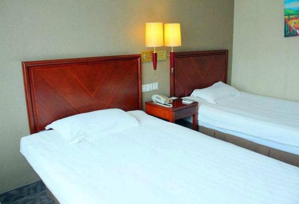 Postel nebo postele na pokoji v ubytování GMA Hotel ShangHai WuNing Road ZhenPing Road Metro Station