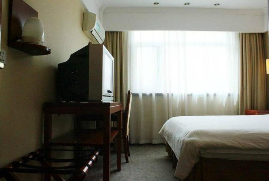 TV a/nebo společenská místnost v ubytování GMA Hotel ShangHai WuNing Road ZhenPing Road Metro Station