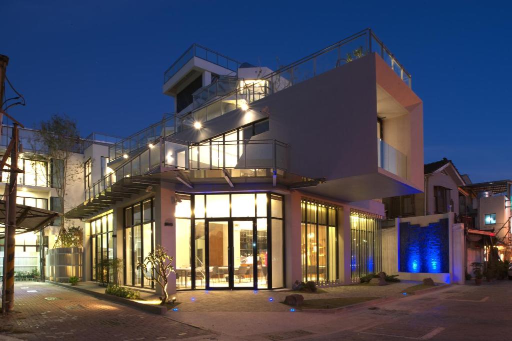 台南同栈的晚上有很多窗户的大楼