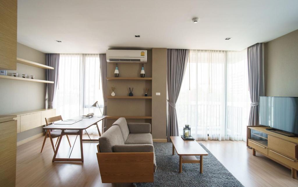 TV a/nebo společenská místnost v ubytování Sanae' Hotel Nimman