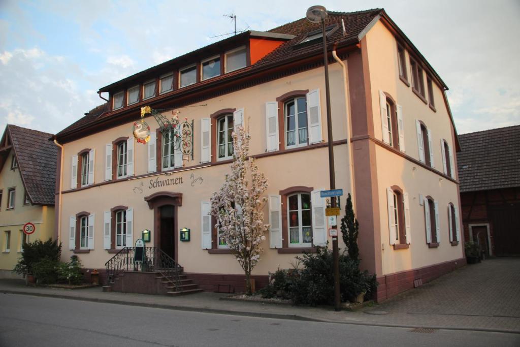 a building on the side of a street at Gasthaus zum Schwanen in Oberkirch