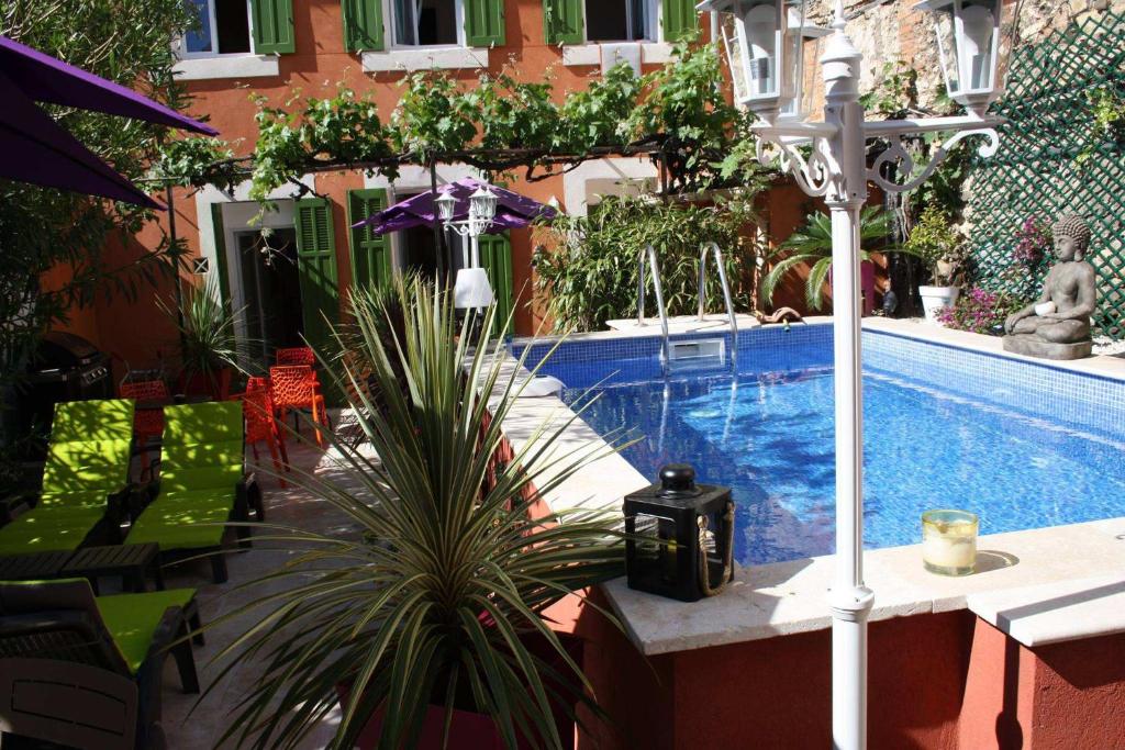 una piscina di fronte a un edificio di Casa Ammirati Apartments a Marsiglia