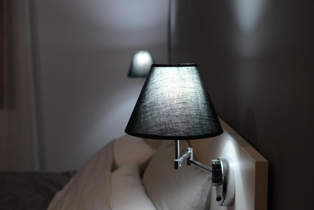 een lamp aan een muur in een kamer bij Green Point Home Chios in Vrontádos