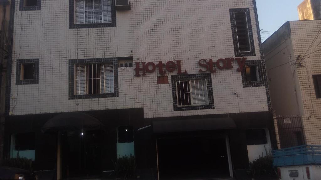 サンパウロにあるHotel - Motel Storyのホテルの看板が横に建つ建物