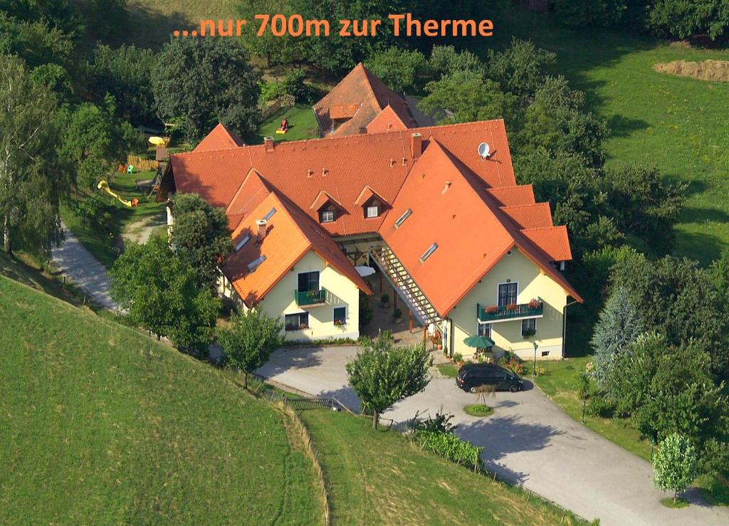 una vista aérea de una casa con techo naranja en Birkenhof Loipersdorf, en Loipersdorf bei Fürstenfeld