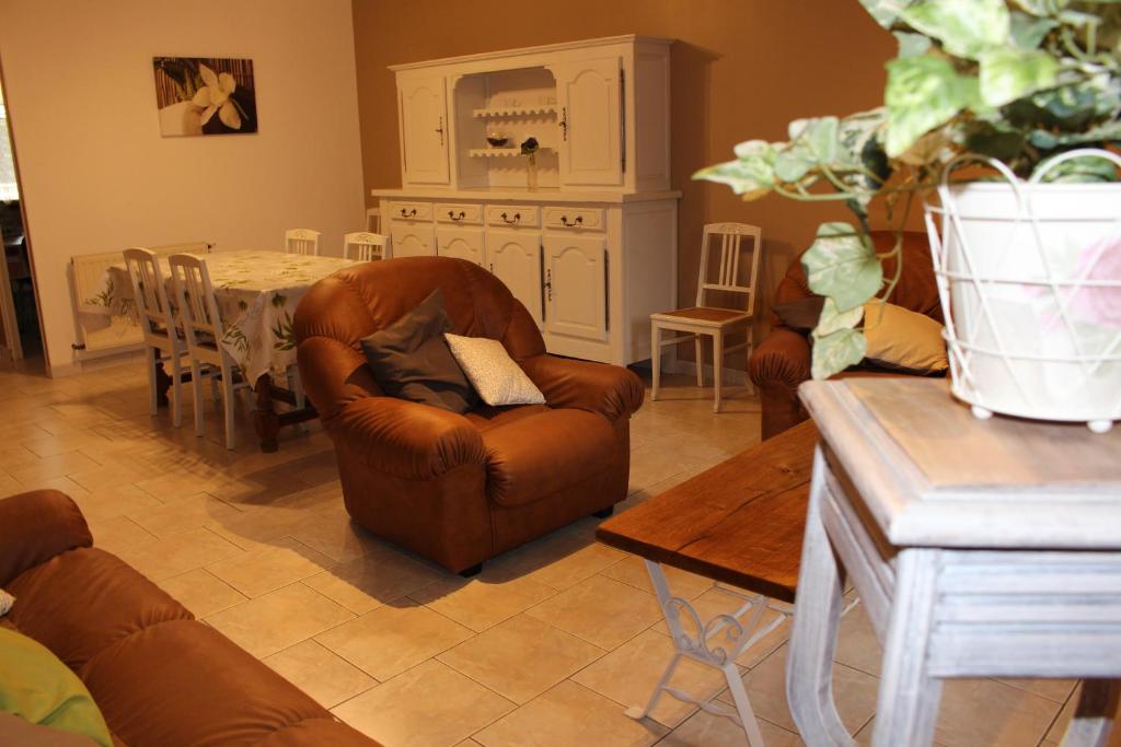 sala de estar con 2 sillas y mesa en Gîte des Louchardes, en La Rochepot
